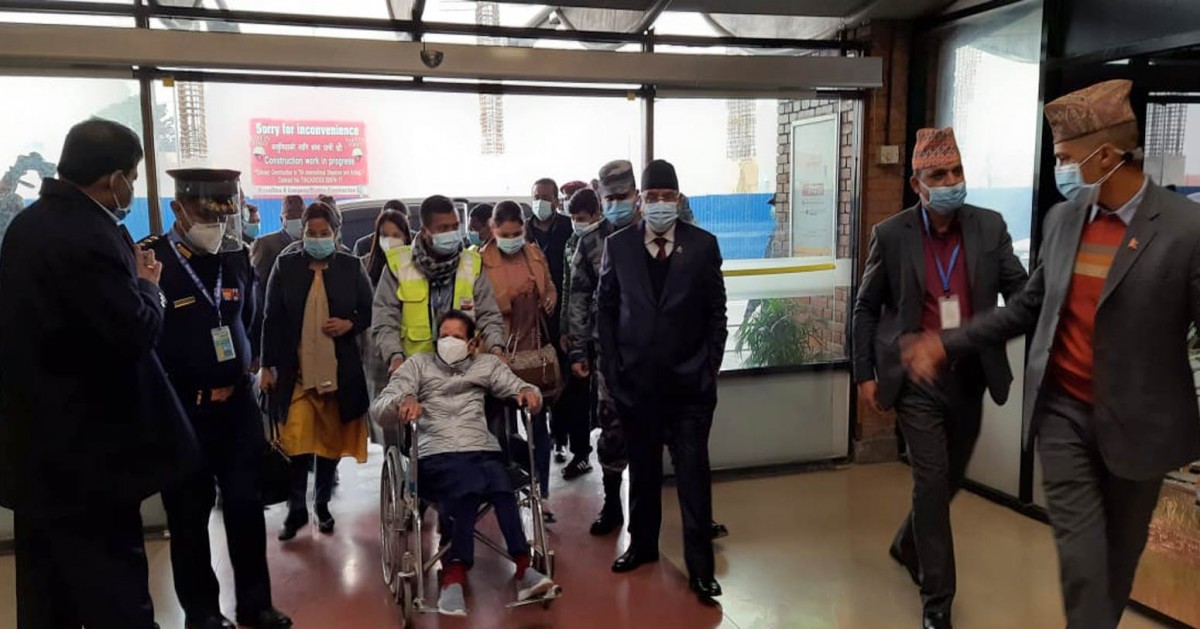 प्रचण्ड पत्नी सीता दाहाललाई उपचारका लागि मुम्बई लगियाे