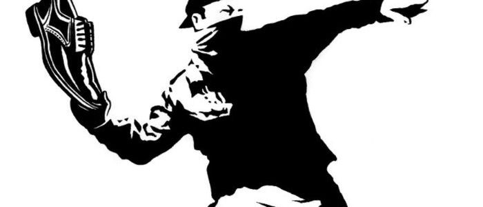 अनेरास्ववियुले  ‘प्रतिगमन’को प्रतीक बनाई जुत्ता हान्ने 