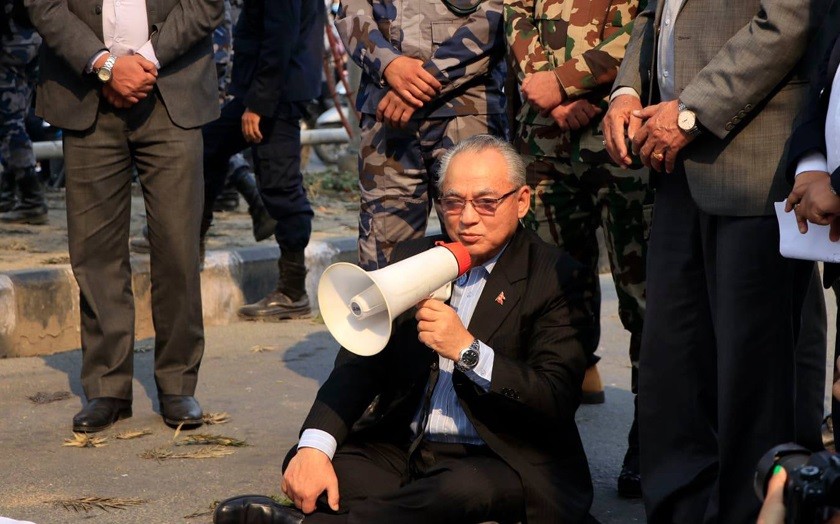 रेशम चौधरी र लक्ष्मण चौधरी लगायतको मुद्दा खारेज गर्न गृहमन्त्री रामबहादुर थापा सडकमा