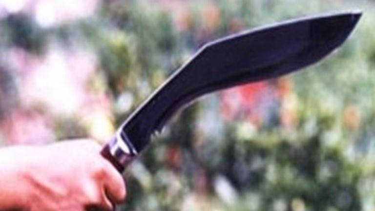 उच्च अदालत विराटनगरको गेटमा एक युवकमाथि खुकुरी प्रहार