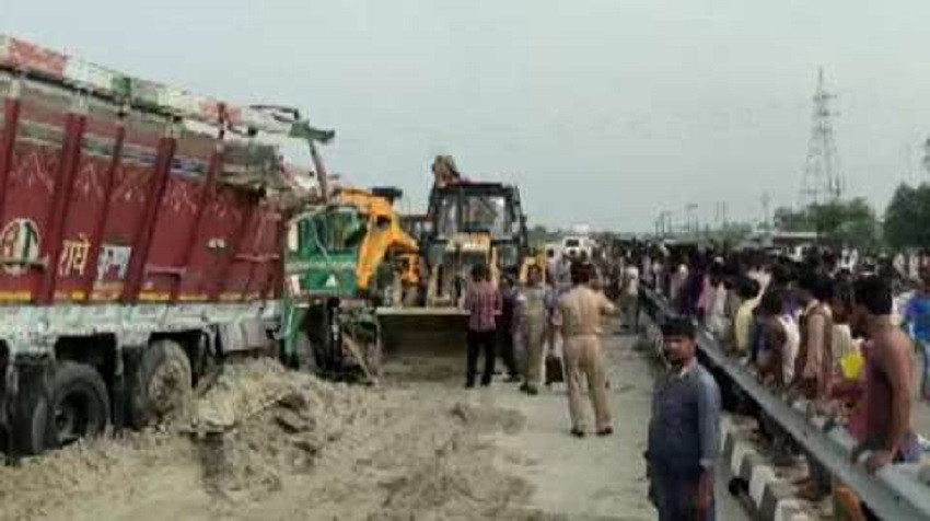 उत्तर प्रदेश बाराबंकी सडक दुर्घटना : ९ जनाको मृत्यु, २७ घाइते