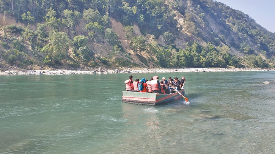 कुखुरा पालन गरेर बस्दै आएका ५ जना महाकाली नदीको टापुमा फसे