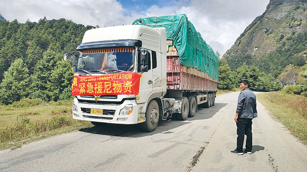 अघोषित नाकाबन्दी गरी नेपाललाई पेल्न खोज्दै चिनः १५०० मेट्रिक टन मल नाकामै रोकियो,किसानहरु समस्यामा !