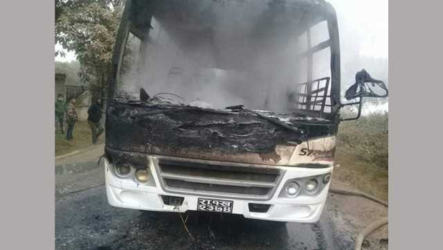 गुडिरहेको यात्रुवाहक बसमा अचानक आगो पछि...