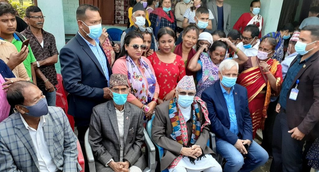 पिताको घरमा केपी ओलीको पौने घण्टा, फेरि प्रधानमन्त्री बन्ने योगदेखि आशिर्वादसम्म 