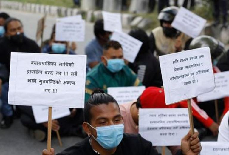 प्रधानन्यायाधीश र न्यायाधीशबीचको विवादलाई लिएर माइतीघरमा प्रदर्शन