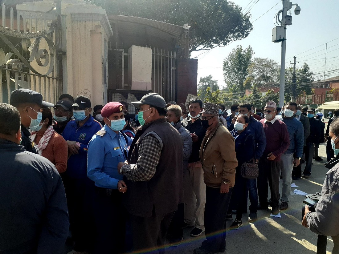 बारको धर्ना पश्चात सर्वोच्च प्रवेश गर्ने सेवाग्राहीको लाइन 