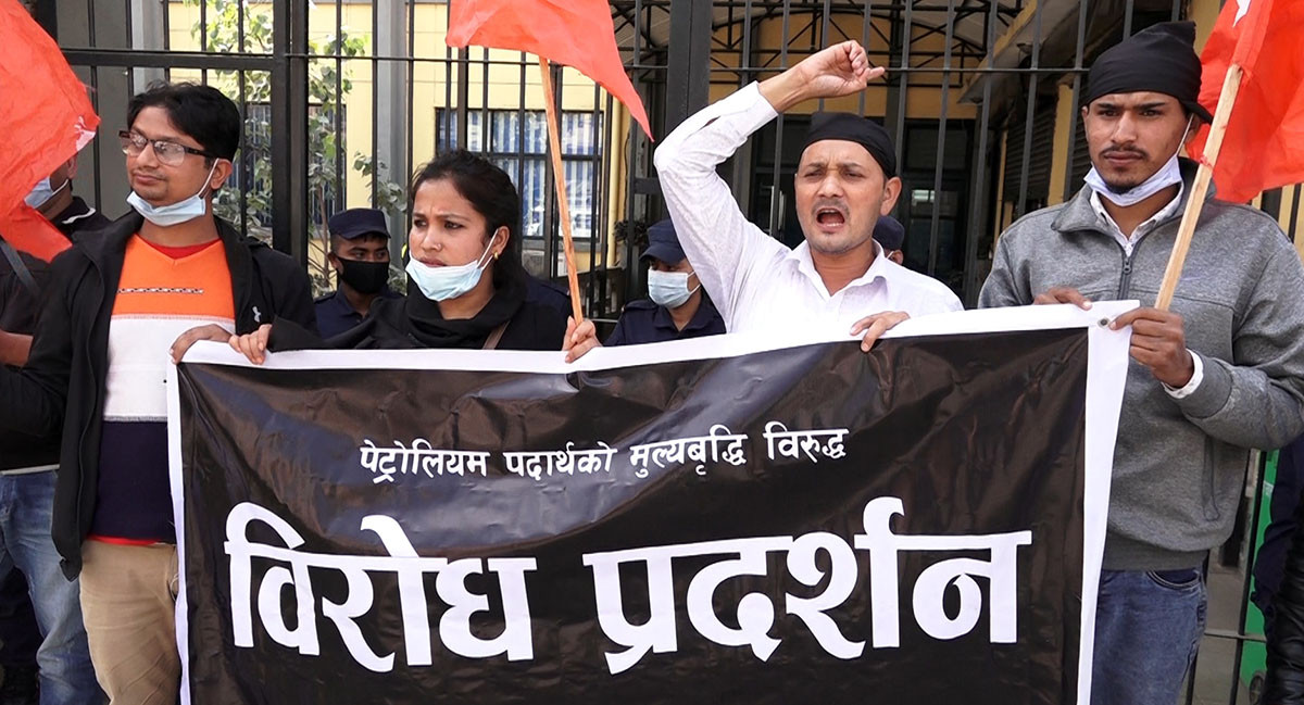 विद्यार्थी संगठनद्धारा ग्यास सिलिण्डर बोकेर बिरोध प्रदर्शन 