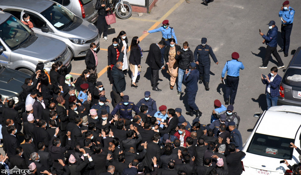 विरोध प्रदर्शनमा प्रहरी हस्तक्षेप, अध्यक्ष सहित केहि घाइते