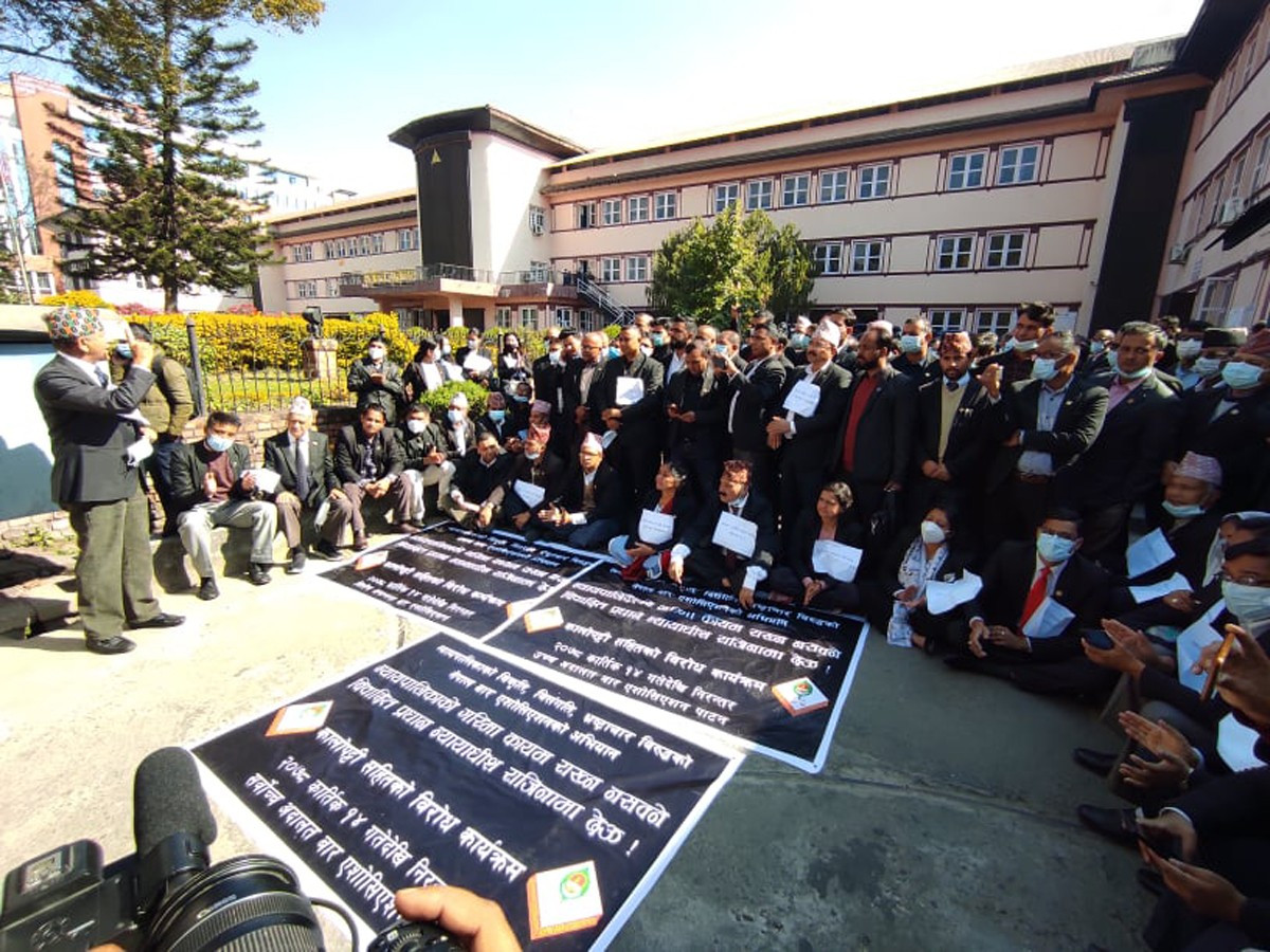 प्रहरी र वकिलहरुबीच घम्साघम्सी, दुई कानुन व्यवसायी घाइते 