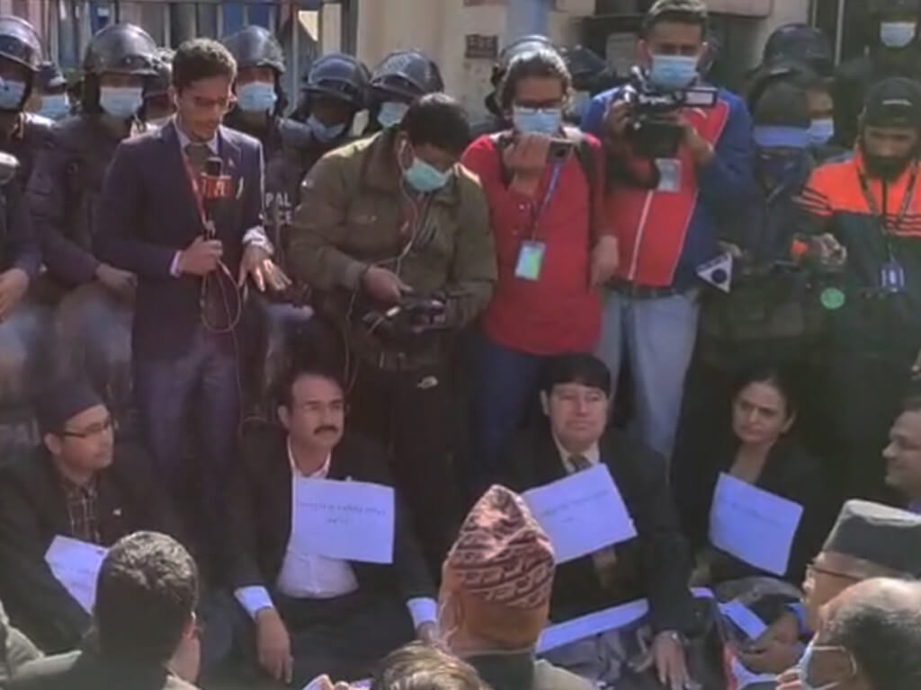 कानून व्यवसायीहरुले गृहमन्त्री खाँणको राजीनामा माग्नुको कारण यस्तो छ !