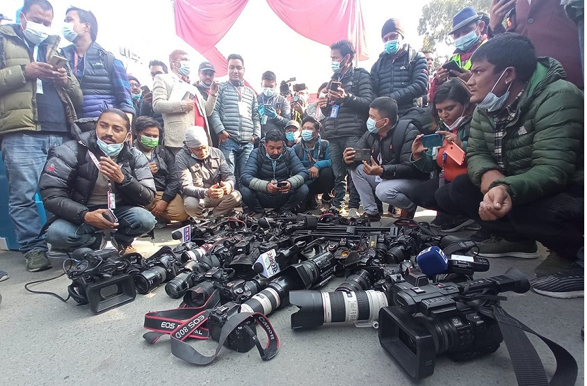 कांग्रेस मतदानस्थलमा पत्रकारलाई प्रवेश रोक