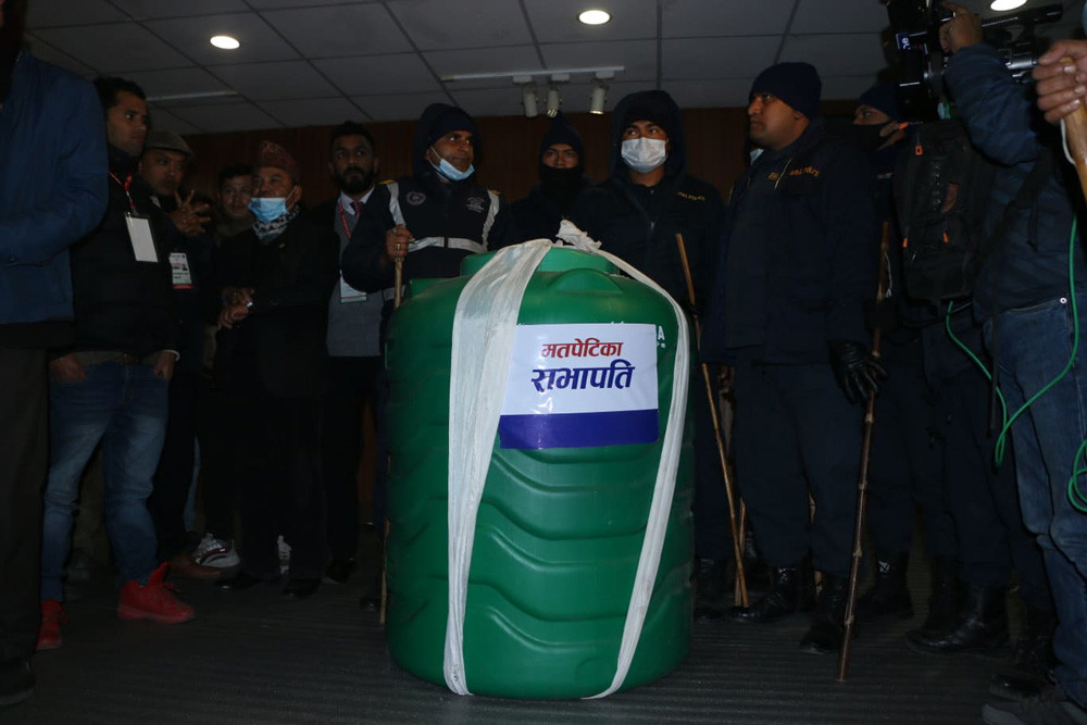 निधि र गुरुङका प्रतिनिधि नभेटिँदा मतगणना सुरु हुन सकेन