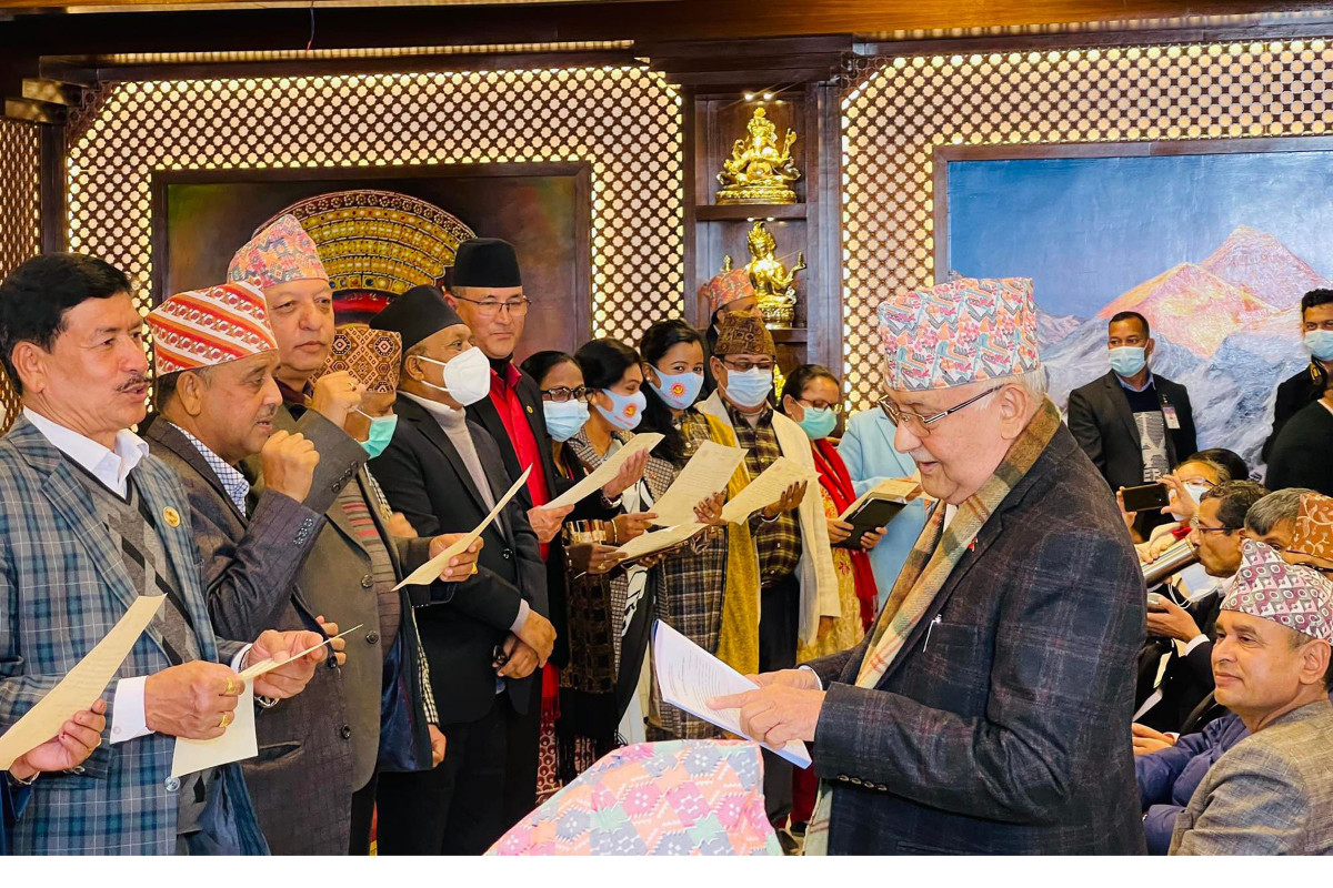 एमालेका मनोनित केन्द्रीय सदस्यहरुले गरे शपथग्रहण