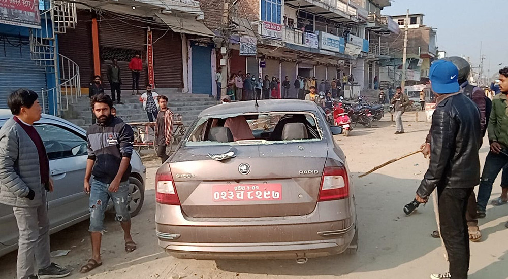 अराजक बन्दै सिके राउतका कार्यकर्ता: सिराहामा गाडी तोडफोड