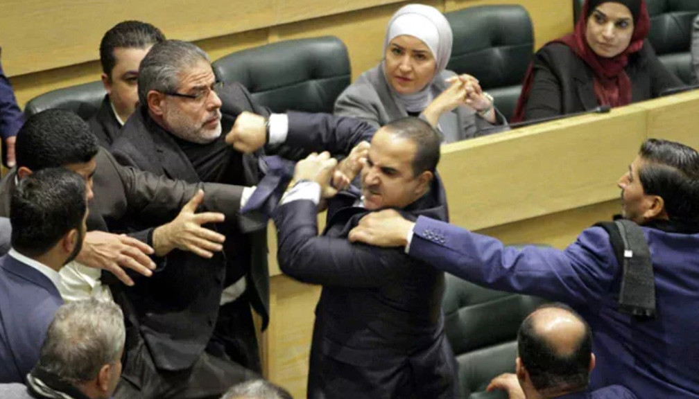 संविधान संशोधनको प्रस्तावबारे विवाद बढेपछि सांसदहरुबीच संसदमै कुटाकुट