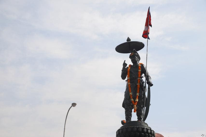 पूर्वराजा देखि राष्ट्रपतीसम्मले पृथ्वी सालिकमा माल्यार्पण गर्दा, लाग्यो गणतन्त्र मुर्दावाद,'हाम्रो राजा हाम्रो देश'को नारा