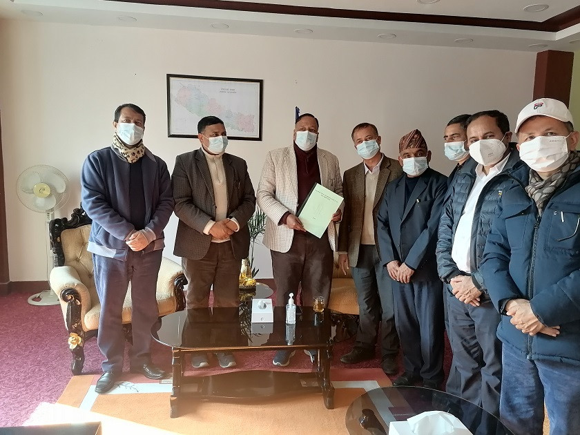 शिक्षक अस्पताल चितवनमा बनाउन प्रस्ताव गर्दै समितिले शिक्षामन्त्रीलाई बुझायो प्रतिवेदन