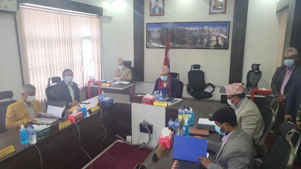 राजेन्द्र पाण्डेकै बाटोमा राजेन्द्र राई, बाँढिचुँढि खान मन्त्रालयको संख्या बढाउँदै 