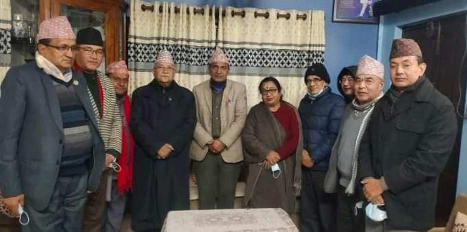 एमालेमै फर्किए हुमागाईं, ओलीले गरे स्वागत