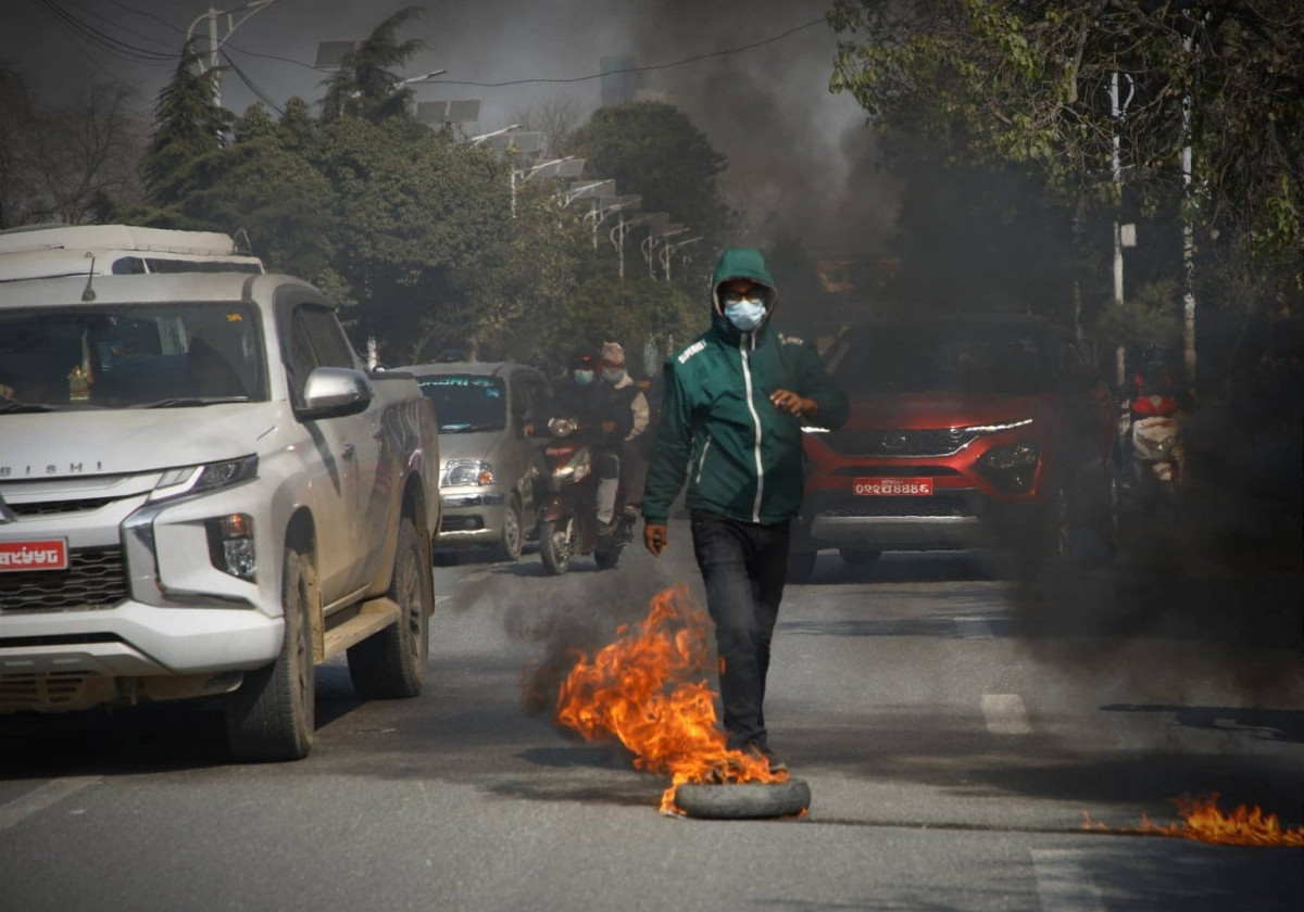 एमसिसीविरुद्ध काठमाडौँमा टायर बालेर प्रदर्शन, टेबल होला त एमसिसी ?
