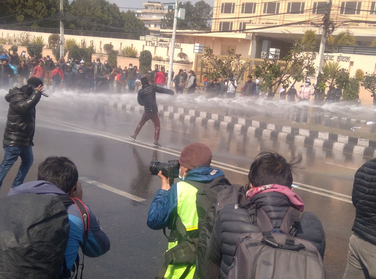 प्रहरीमाथि नै ढुङ्गा प्रहार गरेपछि वानेश्वर तनावग्रस्त, पानीको फोहोरा प्रहार (तस्बिरहरु)