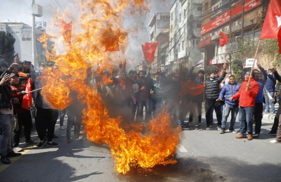 एमसीसीको विरोधमा सत्ता गठबन्धनका भ्रातृ संगठनको बानेश्वरमा प्रदर्शन