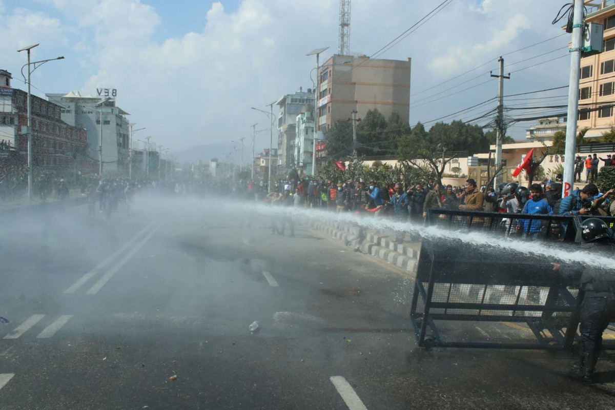 बानेश्वरमा  प्रदर्शनकारीमाथि पानीको फोहरा प्रहार( तस्विर सहित )