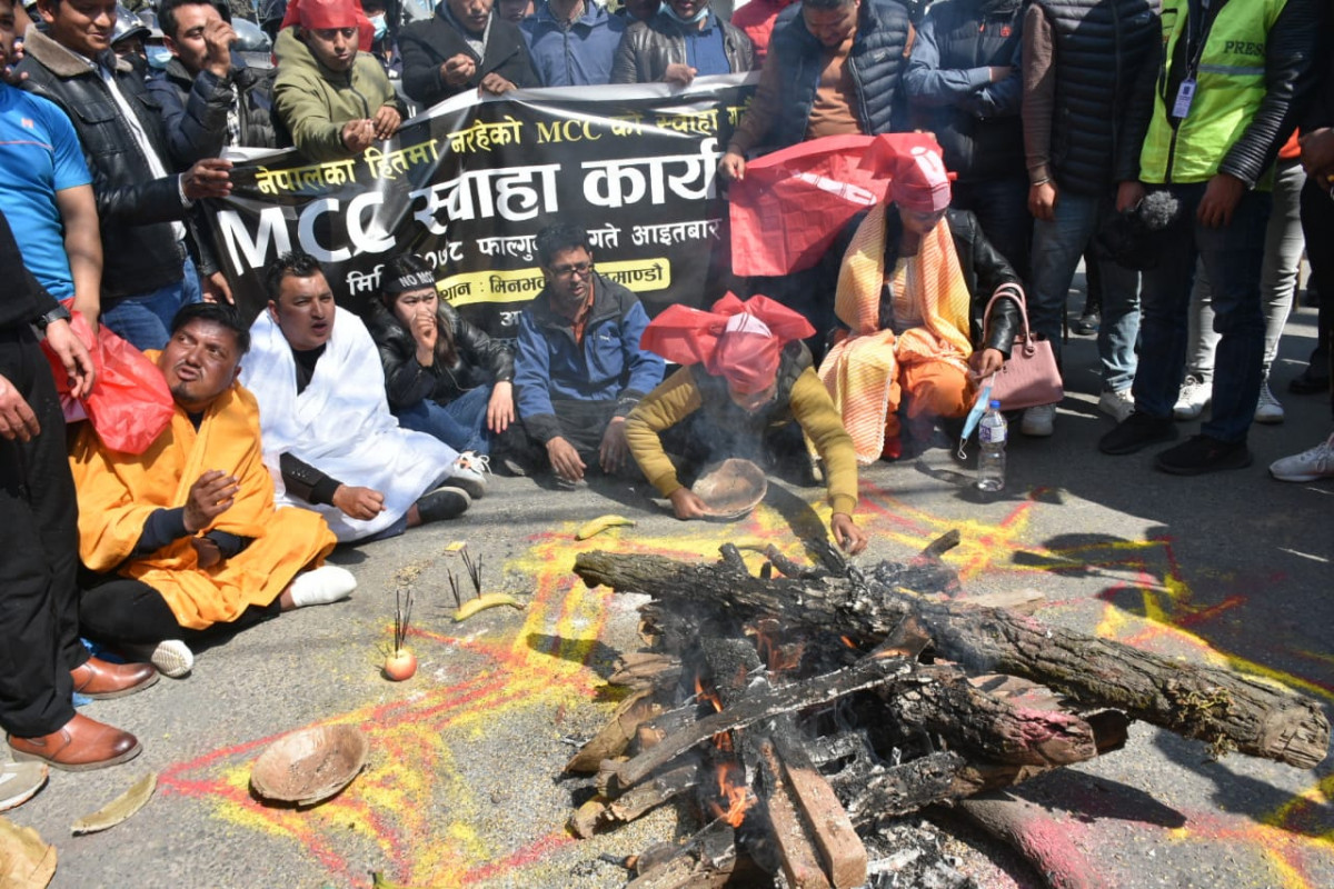बानेश्वरको सडकमा  ‘एमसिसी स्वाहा’ भन्दै हवन (हेर्नुस् फोटोफिचर)