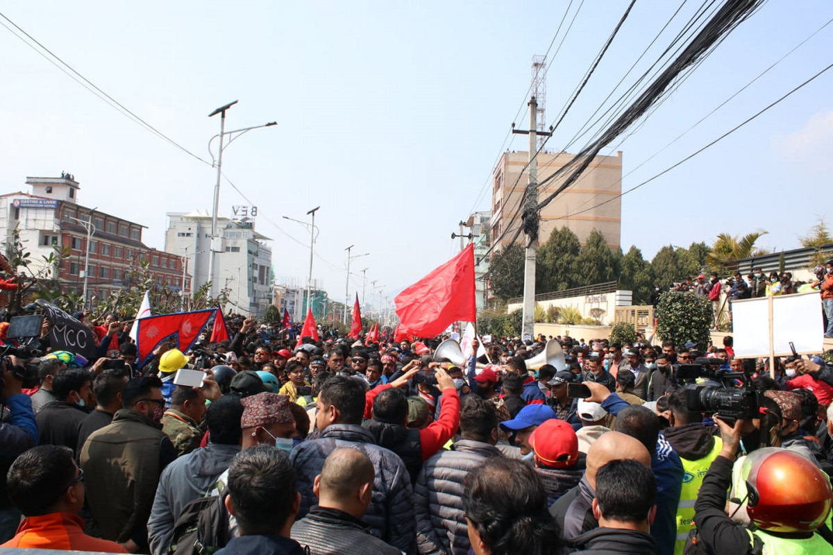 बानेश्वर तनावग्रस्त, प्रहरीले हान्यो अश्रुग्यास र पानीको फोहोरा