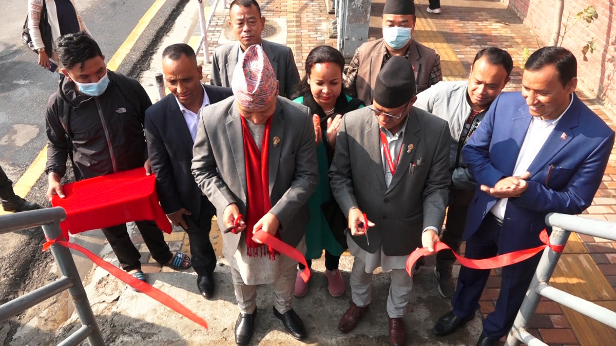 प्रयोग भइरहेको डेढ वर्ष पछि माईतीघरको आकाशे पुलको मेयर शाक्यले गरे उद्घाटन