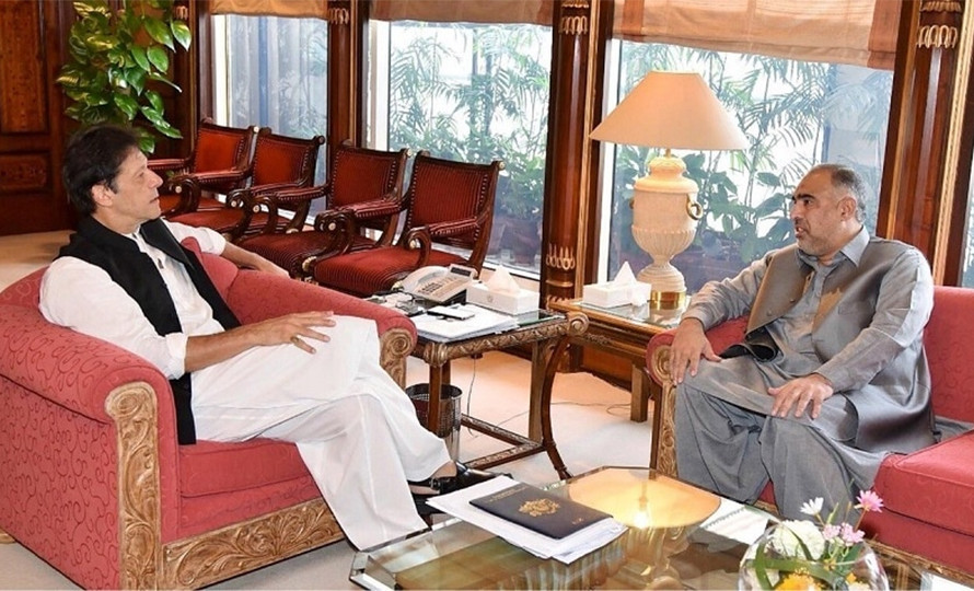 पाकिस्तानमा प्रधानमन्त्रीविरुद्ध अविश्वासको प्रस्ताव पेश भएसँगै इमरान खानको सरकार संकटमा