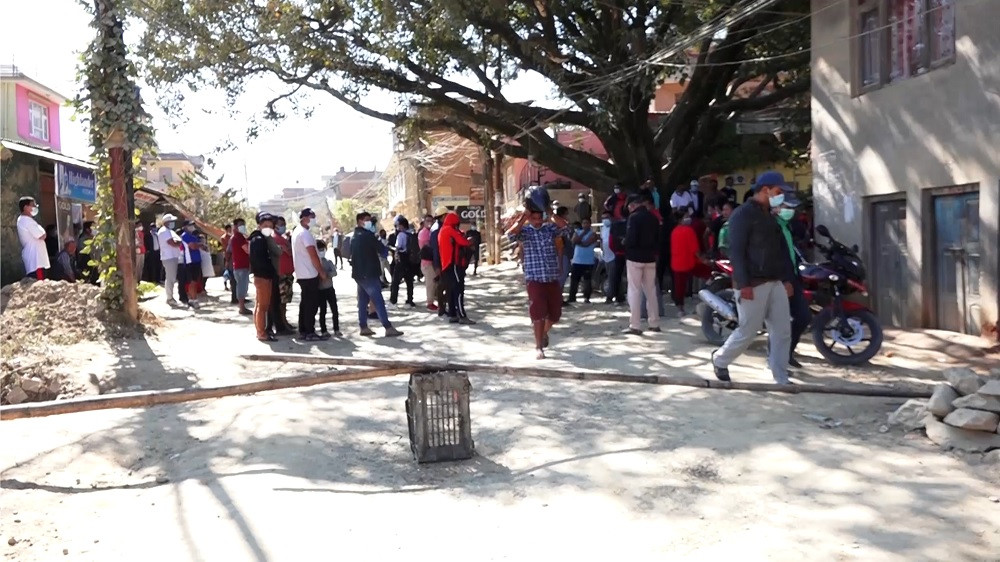 ललितपुरको सातदोबाटो – चापागाउँ सडकखण्ड आज पनि बन्द