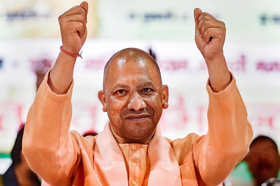 योगी आदित्यनाथ सवार हेलिकोप्टरमा एउटा चरा ठोक्किएपछि ......