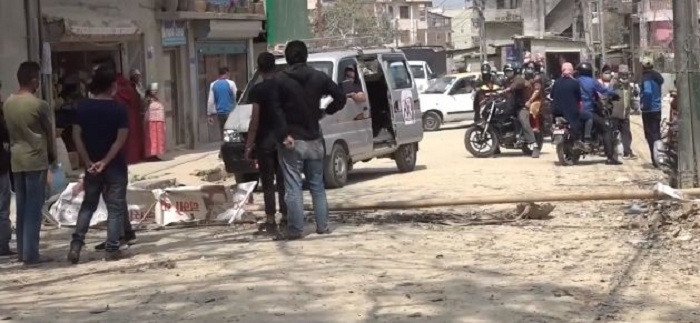 सडक मर्मतको माग गर्दै ललितपुरका स्थानीय सडकमा, सरकारको भने गएन ध्यान