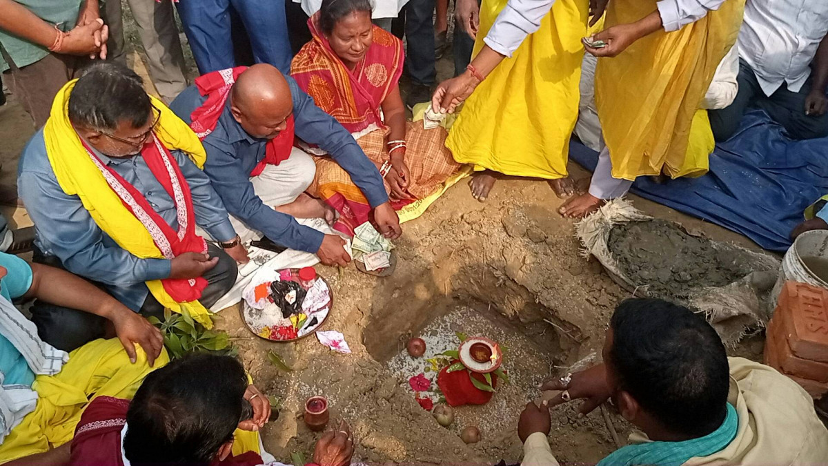 अध्यक्ष र उपाध्यक्षद्वारा गाउँपालिका भवन अलग अलग शिलान्यास 