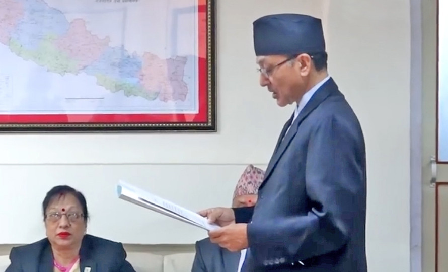 सर्वोच्चका नवनियुक्त न्यायाधीश श्रेष्ठले लिए शपथ