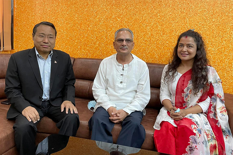 नलाऊ माया दुईतिर भनेर गीत गाउनेहरू तीनतिर पो भइयो : डा. बाबुराम भट्टराई