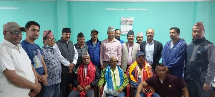 एमालेमा प्रवेश गर्नेको लर्काे, माधव नेपालको निर्वाचन क्षेत्रका वडाध्यक्षसहित दर्जनौं नेता कार्यकर्ता एमालेमा