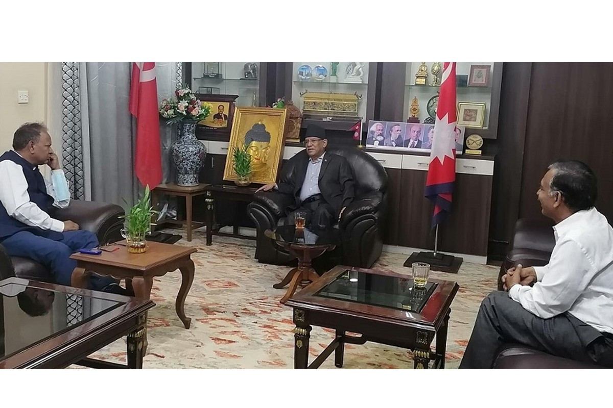 विप्लव नेतृत्वको नेकपाका सचिवालय सदस्य हेमन्त र प्रचण्डबिच भेटबार्ता