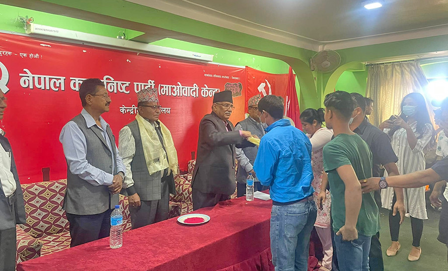 मेयर पदमा दाबी गरेका एमाले नुवाकोटका नेता पाण्डे माओवादी केन्द्रमा प्रवेश