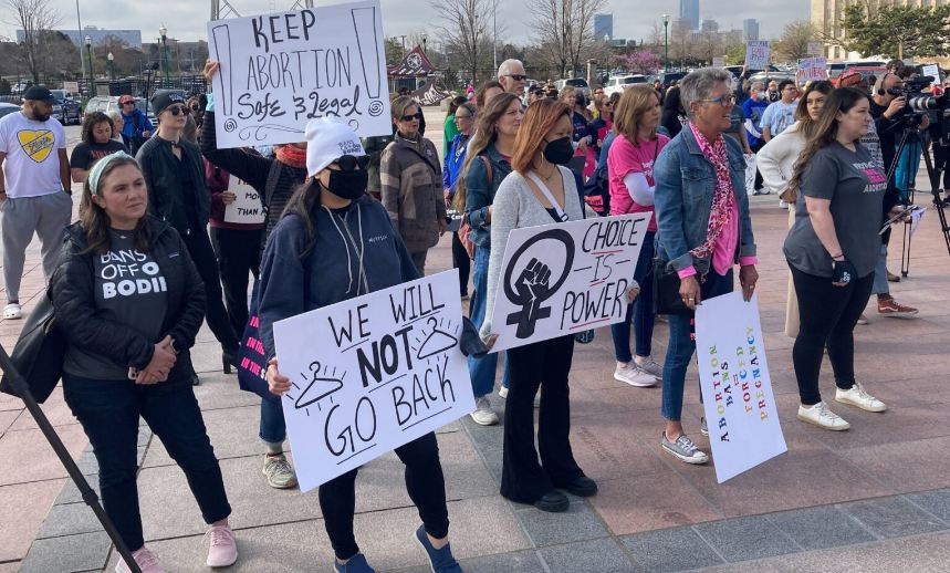 अमेरिकामा गर्भपतनसम्बन्धी कानुन रद्द गर्नेबारे अदालतको दस्ताबेज बाहिरीएपछि समर्थन