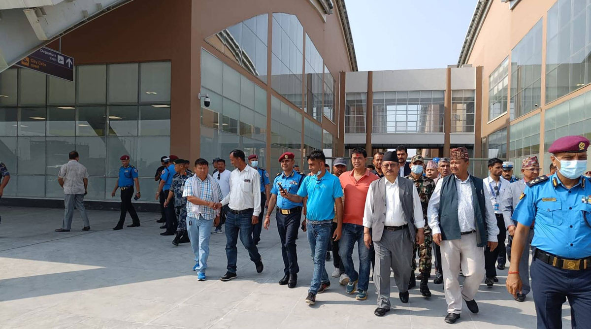 गृहमन्त्री खाणद्वारा गौतमबुद्ध अन्तर्राष्ट्रिय विमानस्थलको निरीक्षण