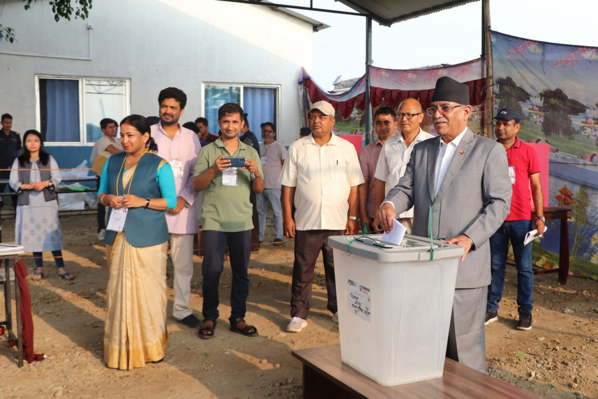 प्रचण्डले भरतपुर-१४ को प्रहरी स्कुलबाट मतदान गर्दै भने, ‘जीत-हार स्वभाविक’