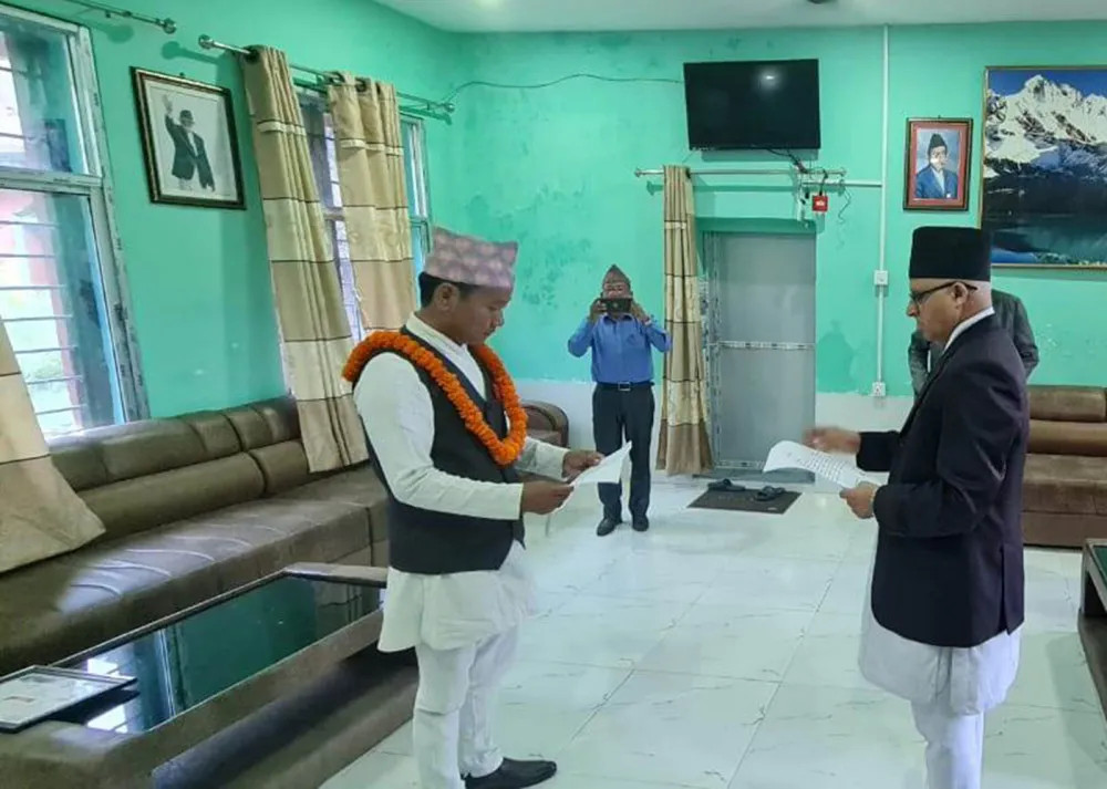 धरानका नवनिर्वाचित मेयर साम्पाङले लिए शपथ