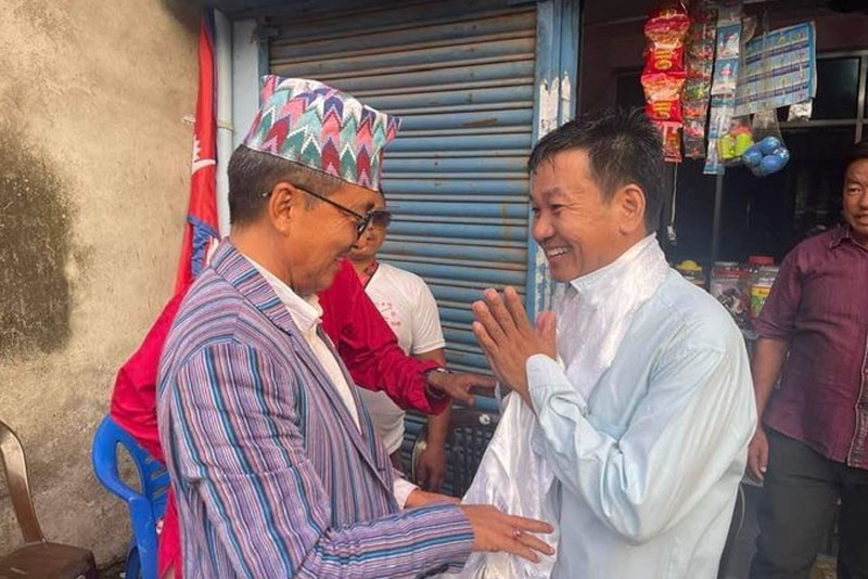 घरमै पुगेर  लिङ्देनले दिए  हर्क साम्पाङलाई  बधाई