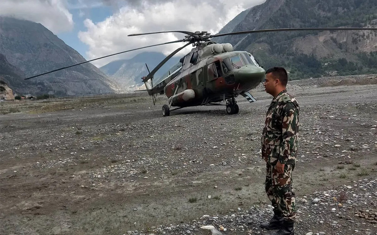 हराएको जहाज खोज्न आर्मीको हेलिकोप्टर लार्जुङ पुग्यो