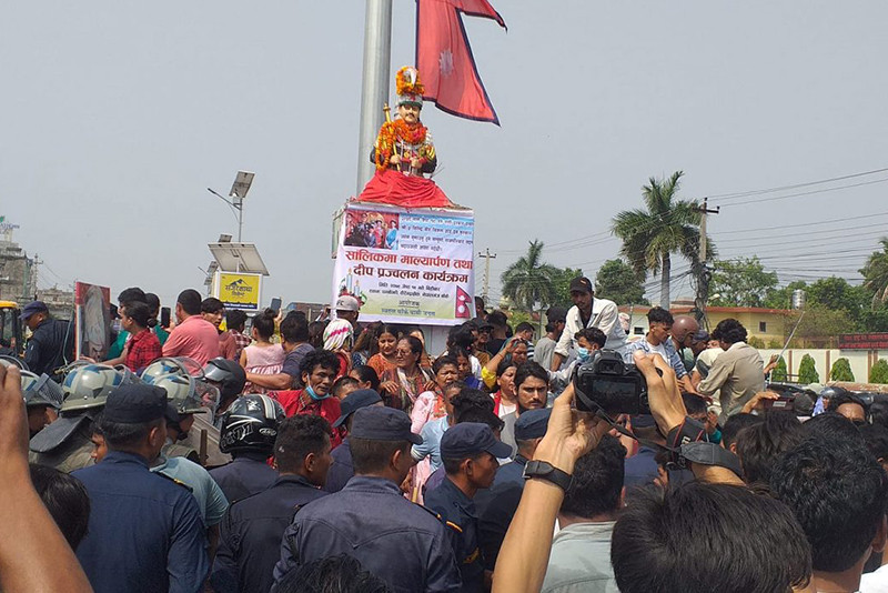 राजा वीरेन्द्रको शालिक राख्न प्रहरीले रोकेपछि नेपालगन्जमा तनाव , प्रहरी र युवाबीच झडप