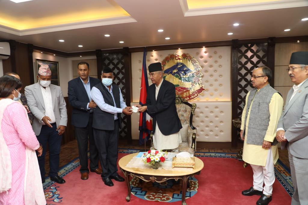 एमालेबाट निस्कासित मिश्र पत्नी कवितासहित कांग्रेसमा प्रवेश