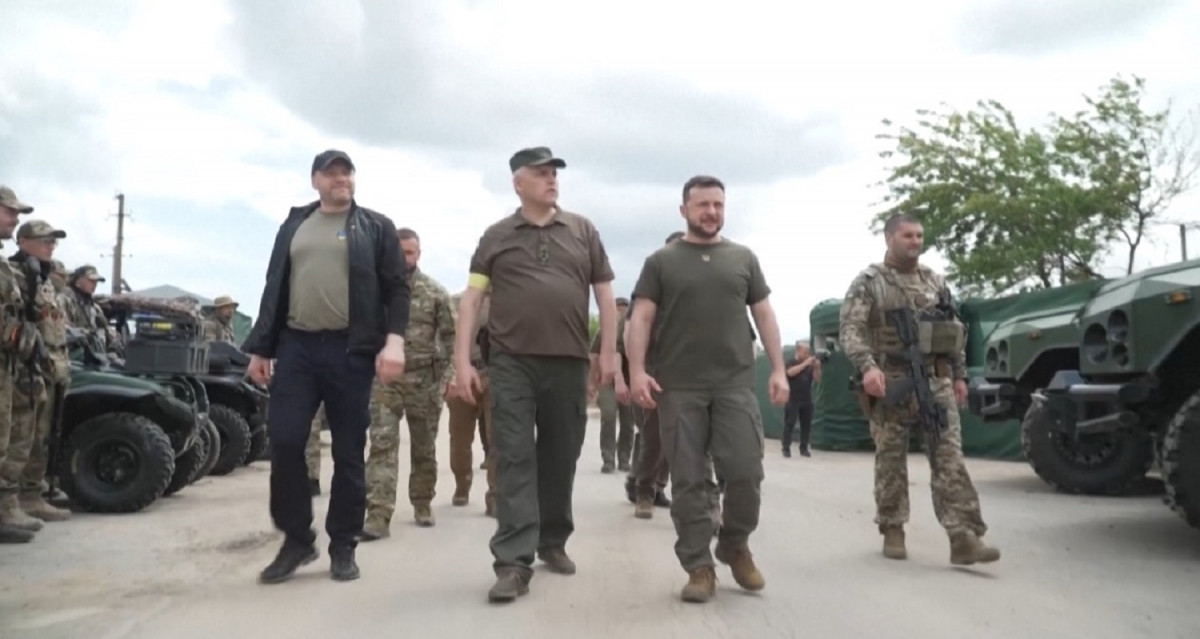 युक्रेनका राष्ट्रपतिले गरे युद्धग्रस्त शहरहरूको भ्रमण